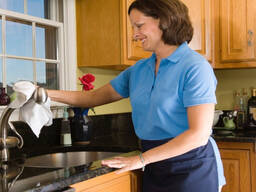 Ama de llaves residente que ayuda con un niño de 5 años