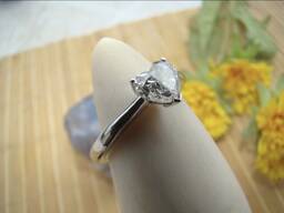 Кольцо с бриллиантом в форме сердца.