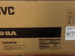 Proyector láser JVC DLA-NZ800 D-ILA 8K para cine en casa con 2700 lúmenes